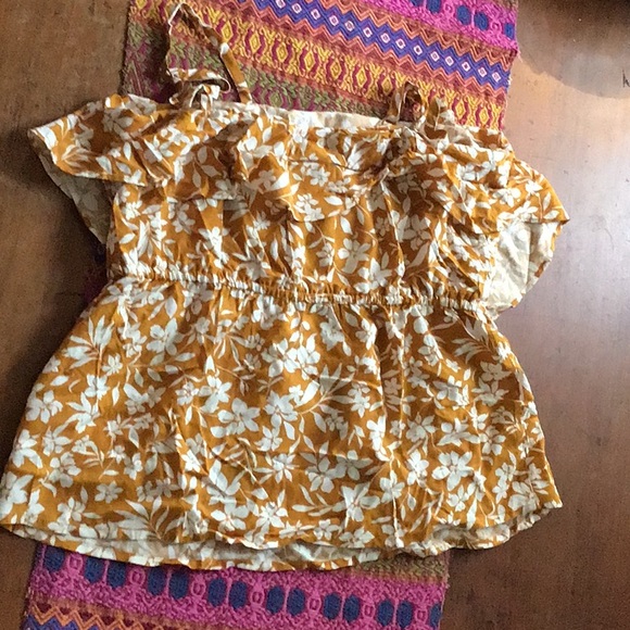 Old Navy Tops - Ruffle tank